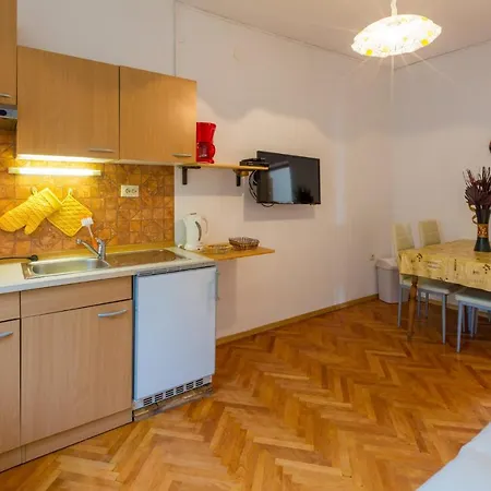 Jasminka Loncaric アパート ツリクヴェニツァ