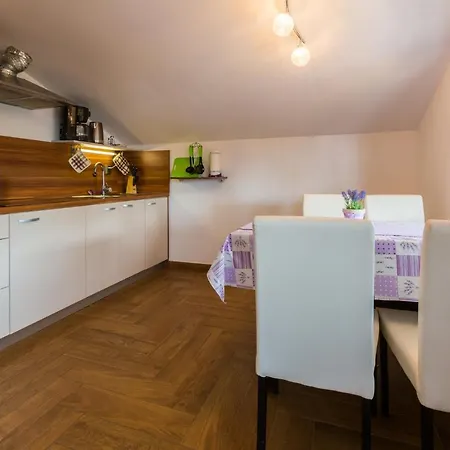 Jasminka Loncaric Apartment Crikvenica